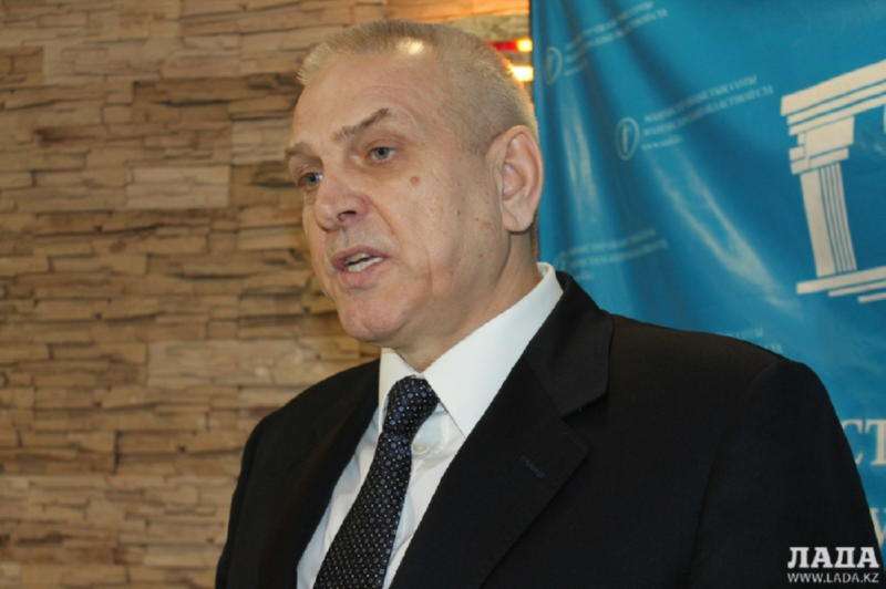 О новшествах в судебной системе во время визита в Актау рассказал председатель Высшего судебного совета РК Анатолий Смолин
